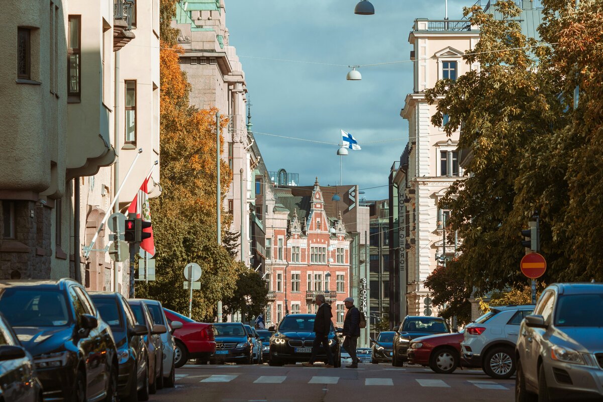 Helsingin katu syysvalossa